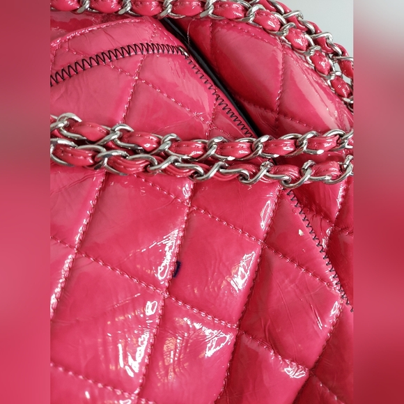 Large pink lock purse with quilted design and chain handles - Picture 4 of 14